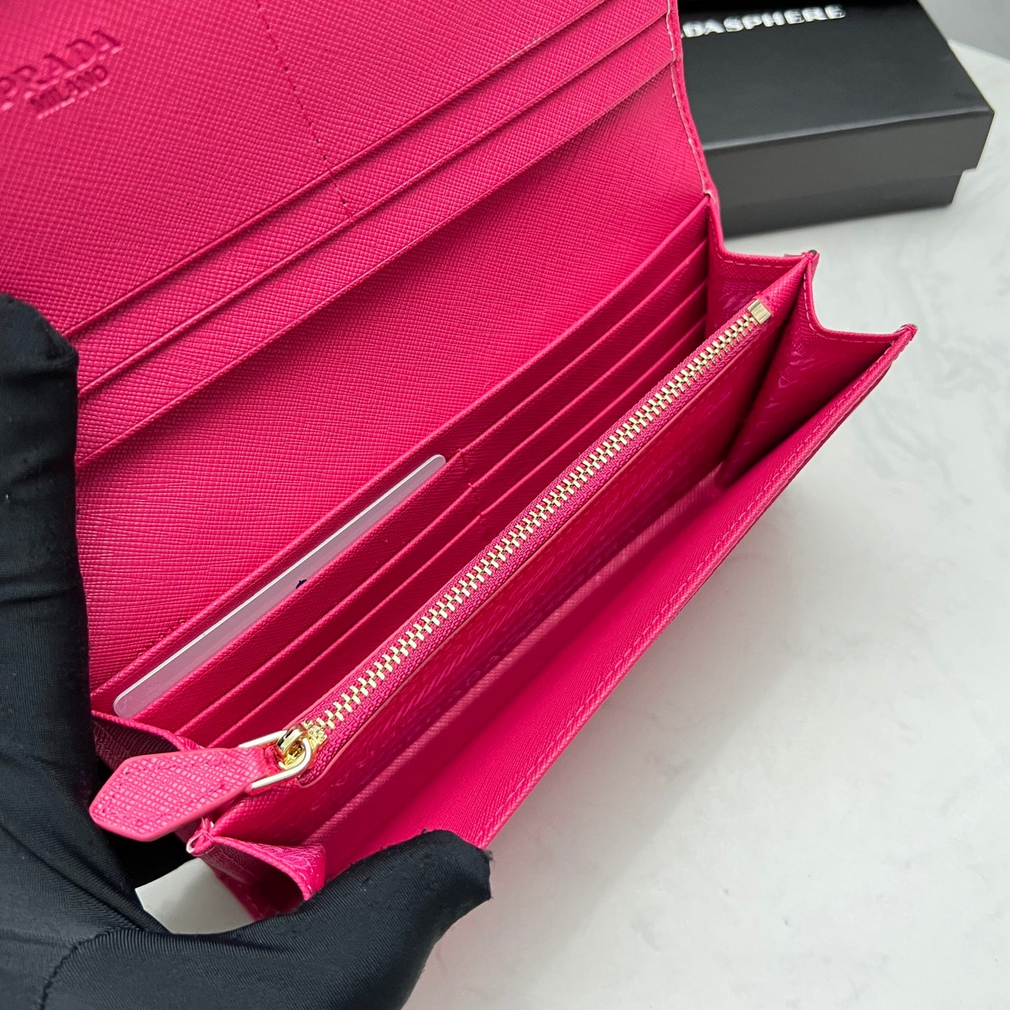 【プラダ】新作長財布 サフィアーノ素材で高級感満点