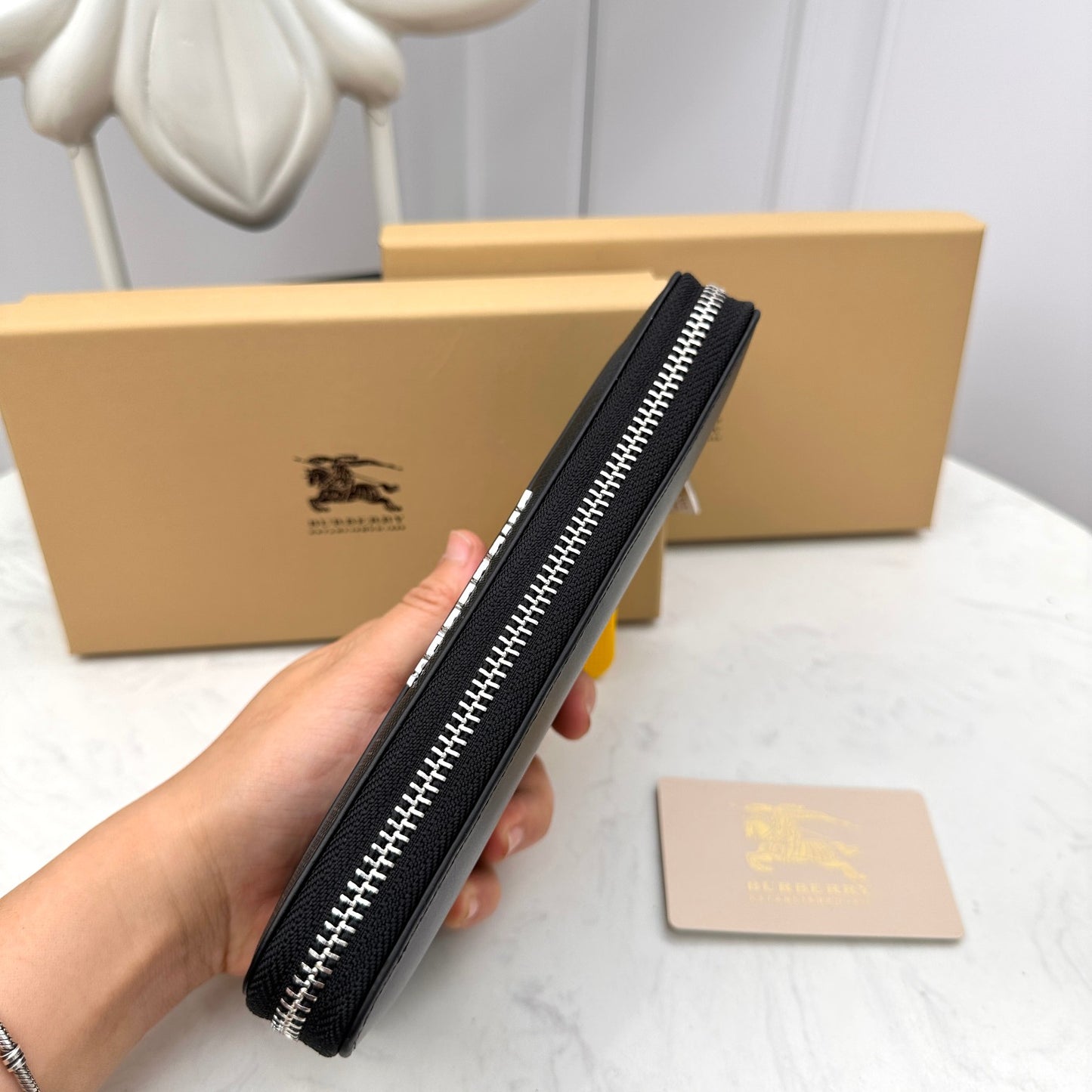 【バーバリー】送料関税込 定番人気 ジッパー・ラウンド・長財布