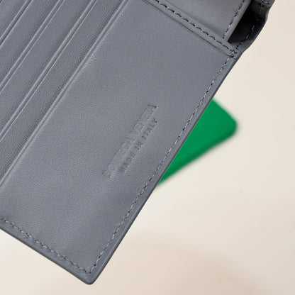 【ボッテガヴェネタ】春夏にぴったりの実用的で絶妙な短財布3色