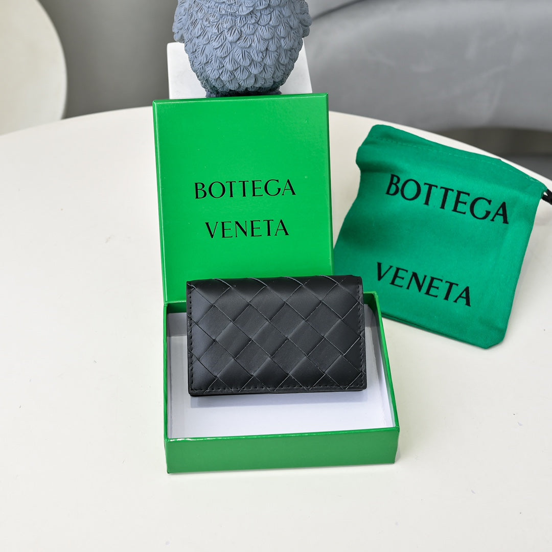 【ボッテガヴェネタ】春夏にぴったりの実用的で絶妙な小さな財布
