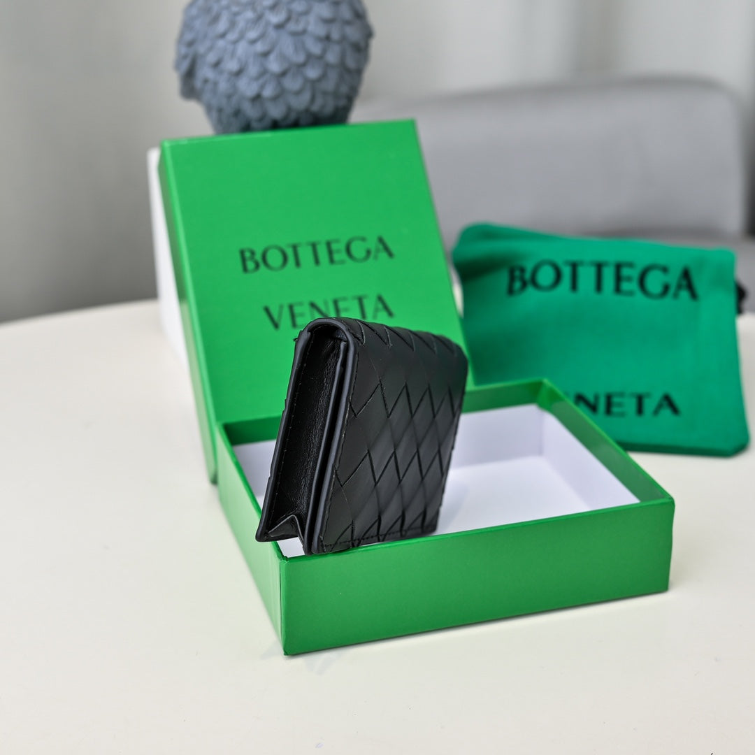 【ボッテガヴェネタ】春夏にぴったりの実用的で絶妙な小さな財布