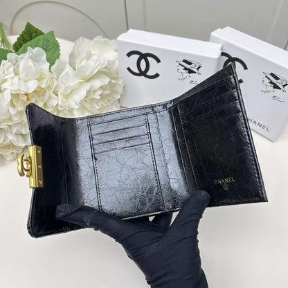 【シャネル】人気定番 新作三つ折り財布 在庫わずか