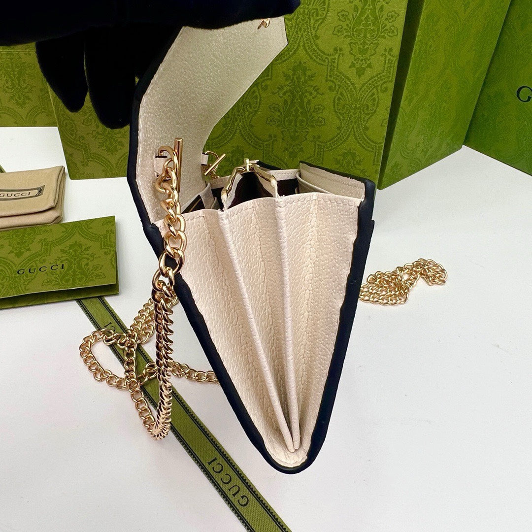 【グッチ】 洗練されたデザイン！超薄型短財布 春夏トレンド必須