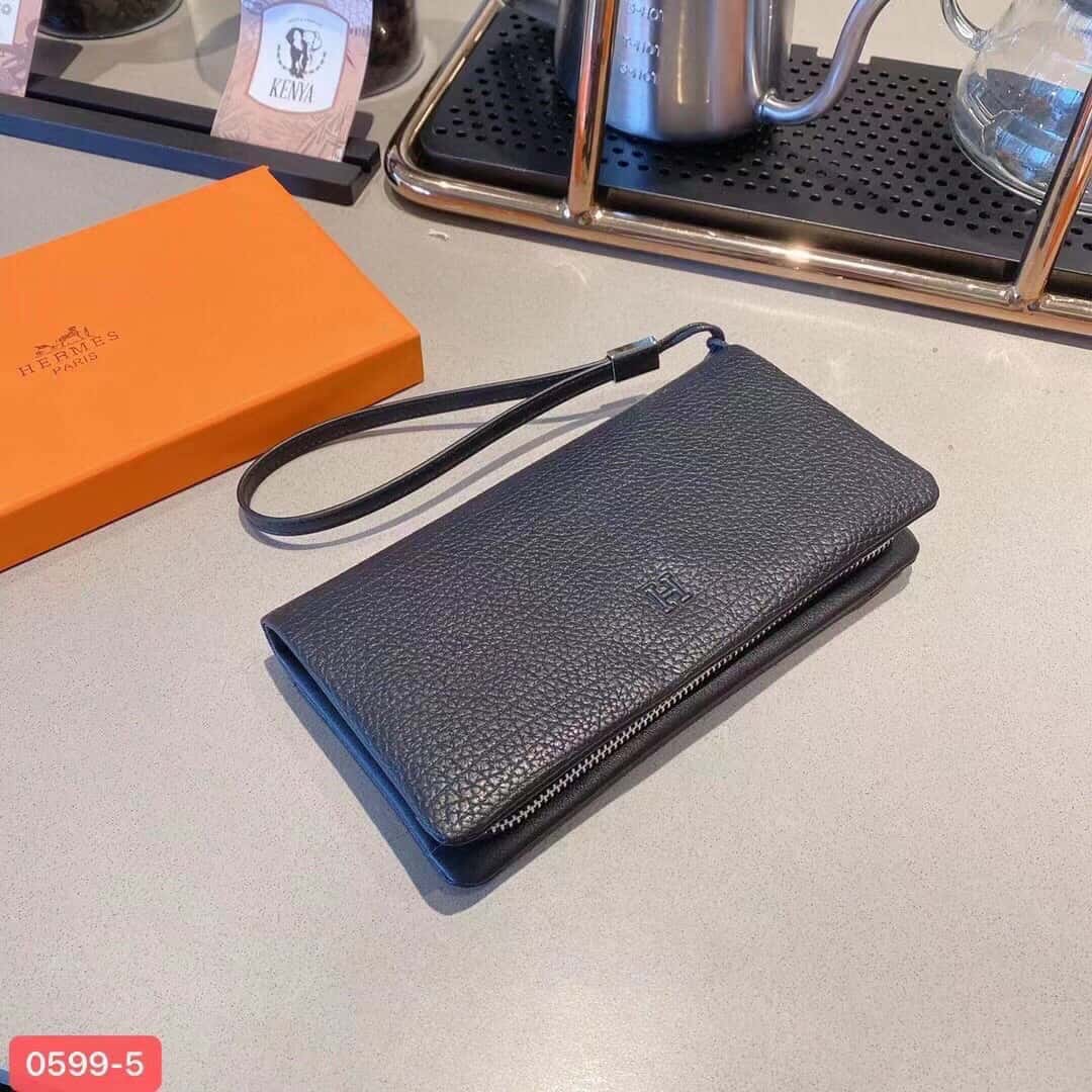 【エルメス】ブラックカーフの多機能財布 使いやすさ抜群 春夏新作