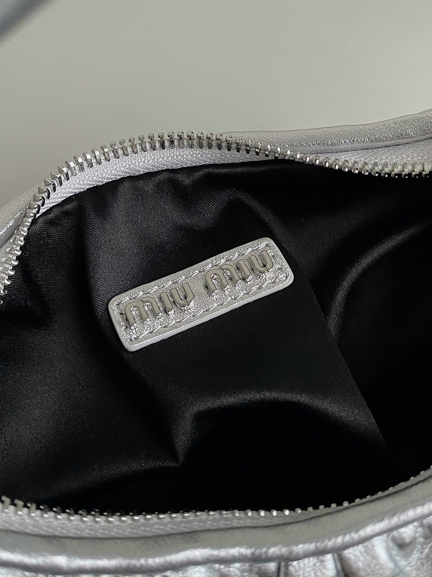 【ミュウミュウ】大人気☆ワンダー マテラッセ ホーボーバッグ5BC125