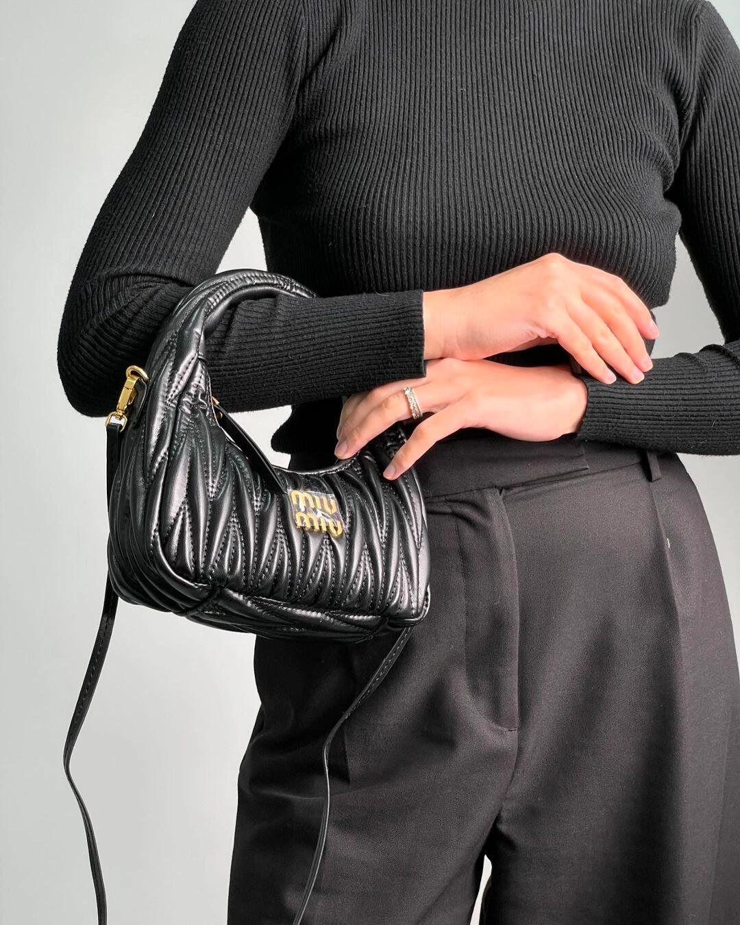 【ミュウミュウ】大人気☆ワンダー マテラッセ ホーボーバッグ5BC125