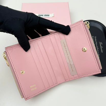 【ミュウミュウ】春夏にぴったりの実用的で絶妙な短財布3色