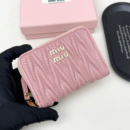 【ミュウミュウ】春夏にぴったりの実用的で絶妙な小さな財布2色