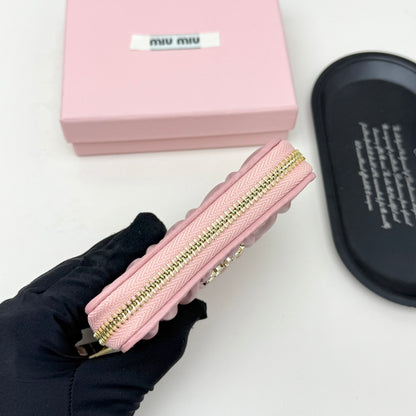 【ミュウミュウ】春夏にぴったりの実用的で絶妙な小さな財布2色