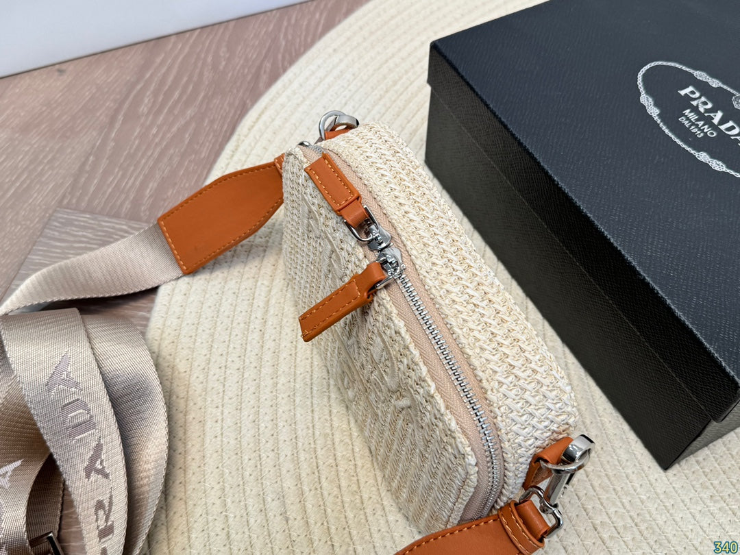 【プラダ】ラフィア素材の新作バッグ 高級感あふれるカラー展開