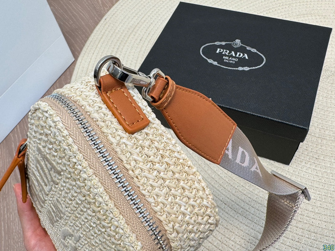 【プラダ】ラフィア素材の新作バッグ 高級感あふれるカラー展開