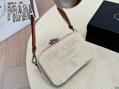 【プラダ】ラフィア素材の新作バッグ 高級感あふれるカラー展開