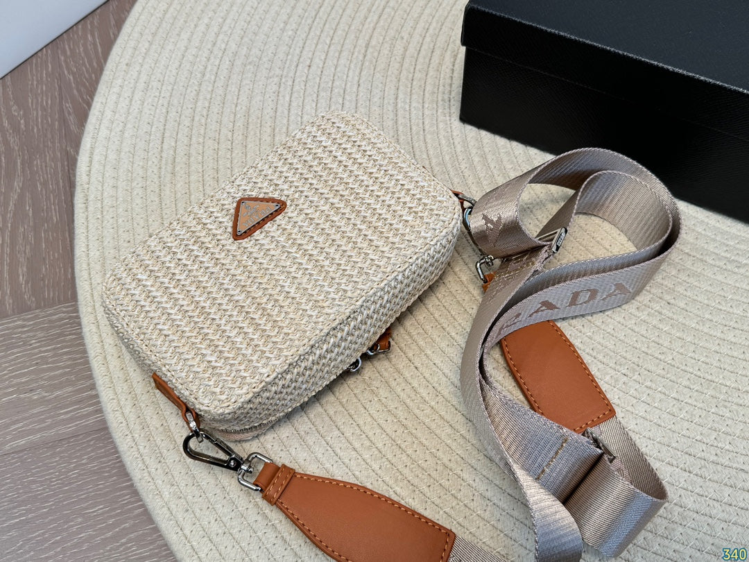 【プラダ】ラフィア素材の新作バッグ 高級感あふれるカラー展開