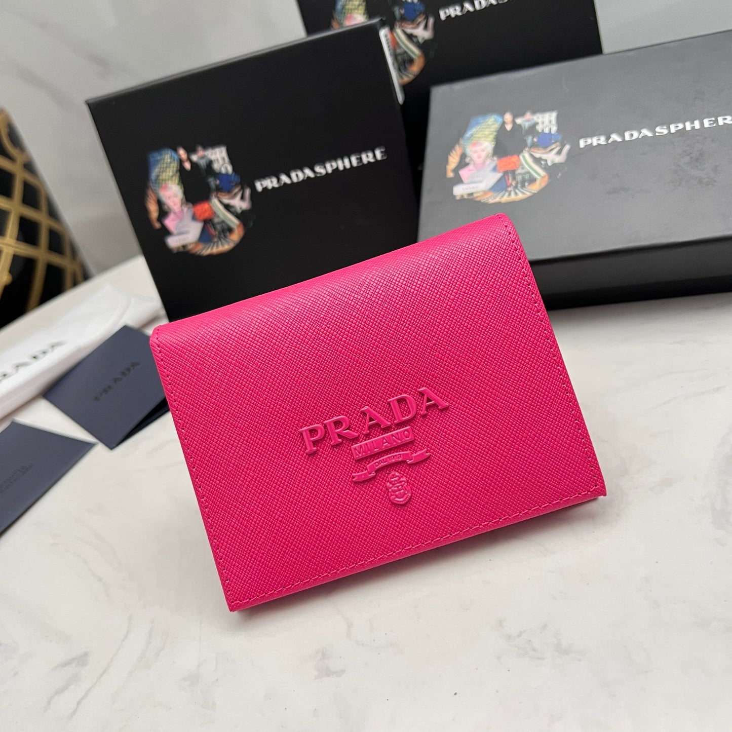 【プラダ】サフィアーノ素材使用 新作レディースミニ財布 在庫わずか