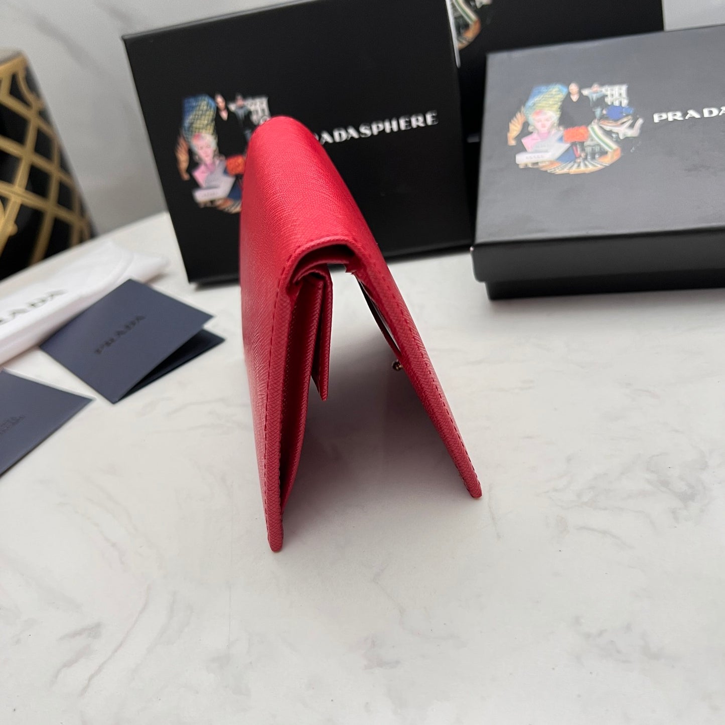 【プラダ】新作短財布 サフィアーノレザーの質感が魅力 5色