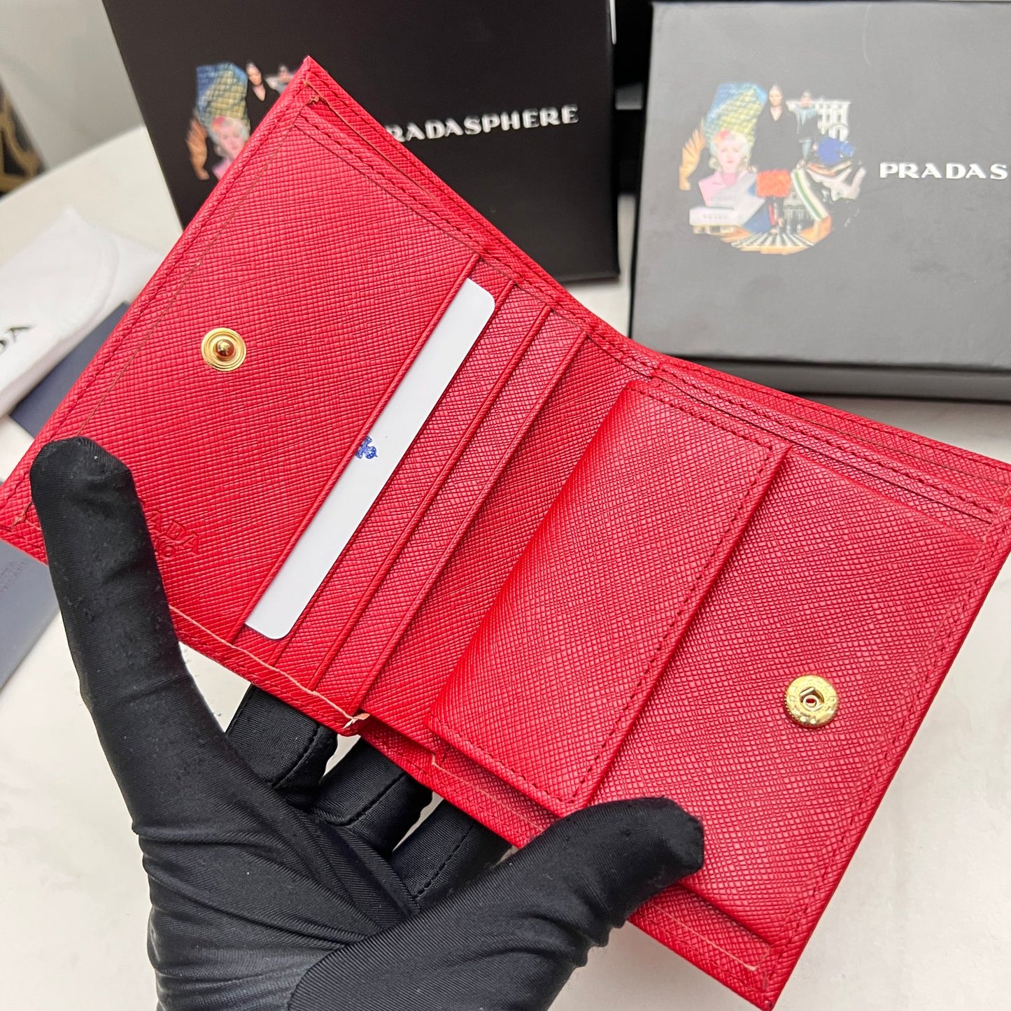 【プラダ】新作短財布 サフィアーノレザーの質感が魅力 5色