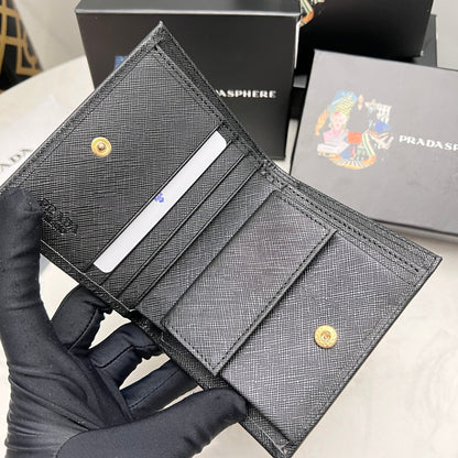 【プラダ】新作短財布 サフィアーノレザーの質感が魅力 5色