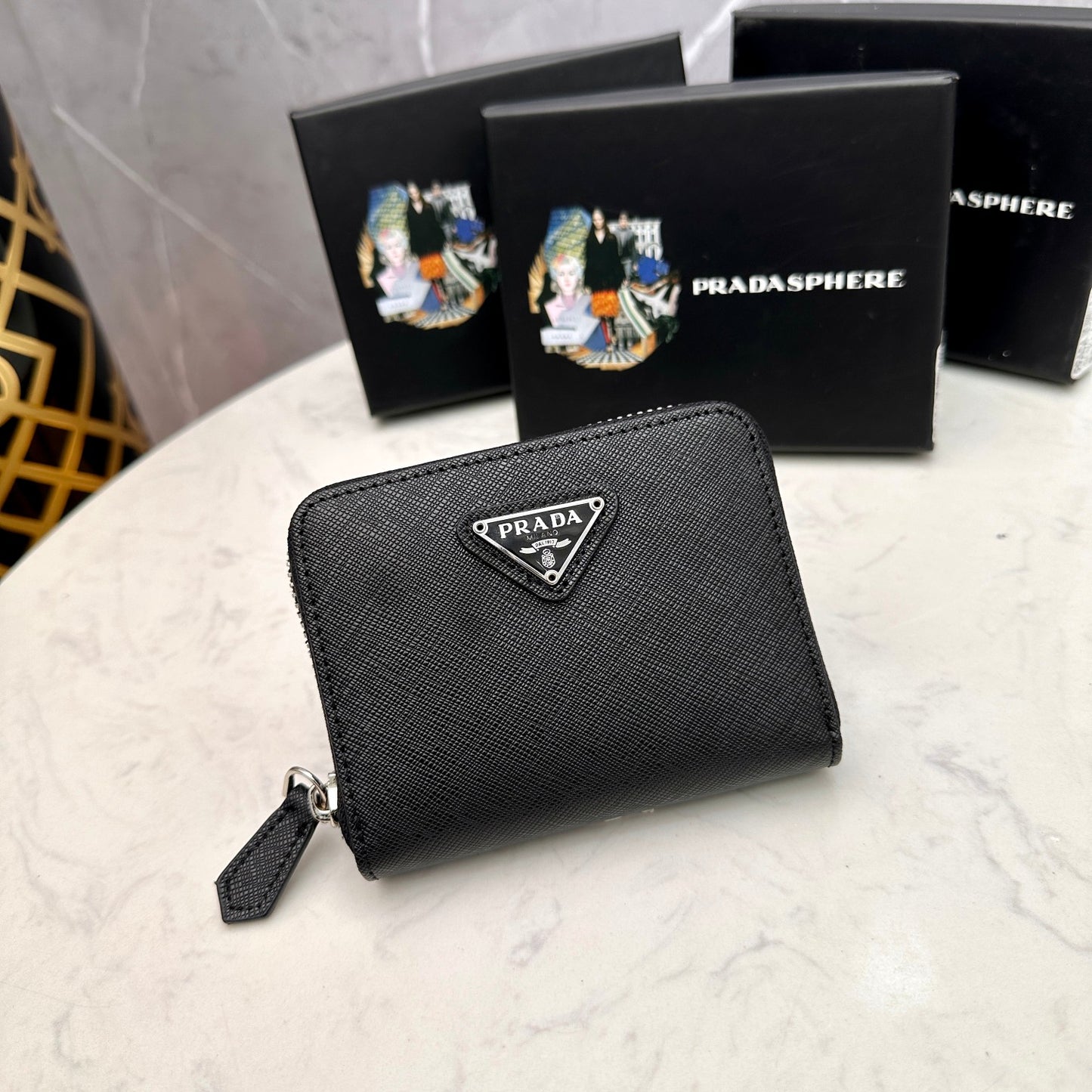 【プラダ】アイコニックな三角プレート付き 小さなジップ財布 春の新作