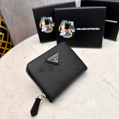 【プラダ】アイコニックな三角プレート付き 小さなジップ財布 春の新作