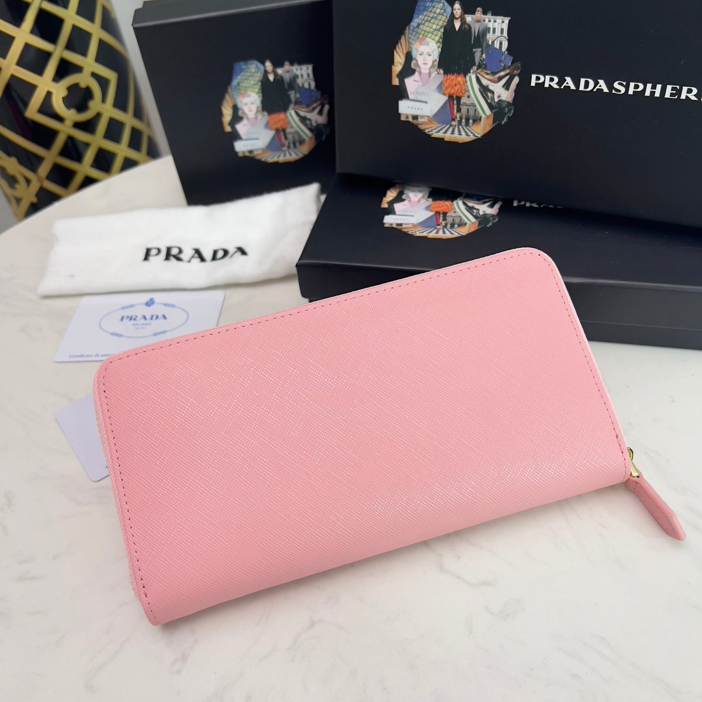 【プラダ】スマートな収納と高級感を両立 定番ロングウォレット