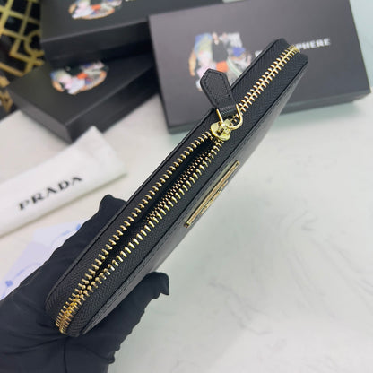 【プラダ】三角ロゴが光る 定番ジッパー長財布 上品な定番モデル