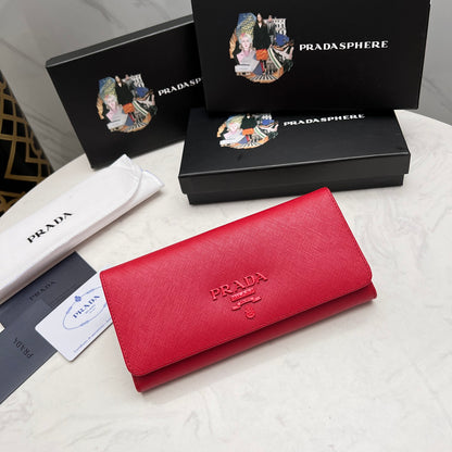 【プラダ】美しさと機能性を兼ね備えたフラップ长財布 今季注目