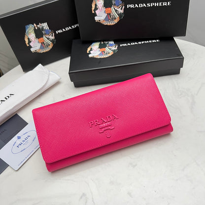 【プラダ】美しさと機能性を兼ね備えたフラップ长財布 今季注目