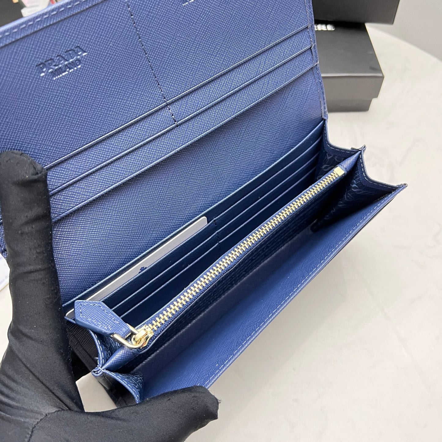 【プラダ】美しさと機能性を兼ね備えたフラップ长財布 今季注目