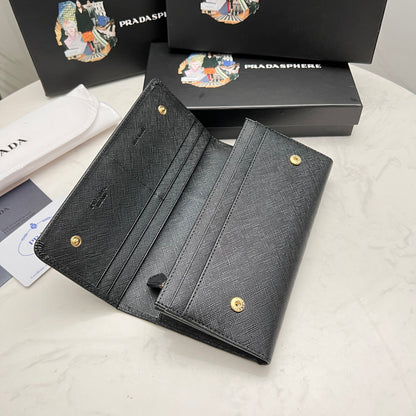 【プラダ】美しさと機能性を兼ね備えたフラップ长財布 今季注目