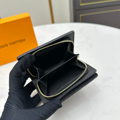 【ルイ・ヴィトン】大人気エンボス加工 短財布　洗練されたデザイン