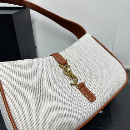 【サンローラン】LEA57ショルダーバッグ 軽量＆カジュアル 数量限定