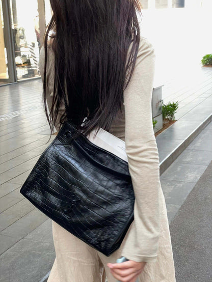 【サンローラン】話題のNikiクロコ型押しバッグ 実用性とデザイン性を両立